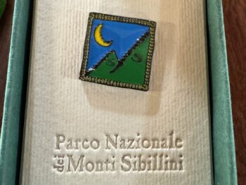 Spilla smaltata del Parco dei Monti Sibillini