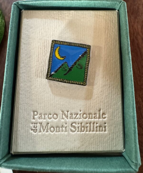 Spilla smaltata del Parco dei Monti Sibillini