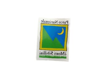 Vetrofania con il logo del Parco Nazionale dei Monti Sibillini